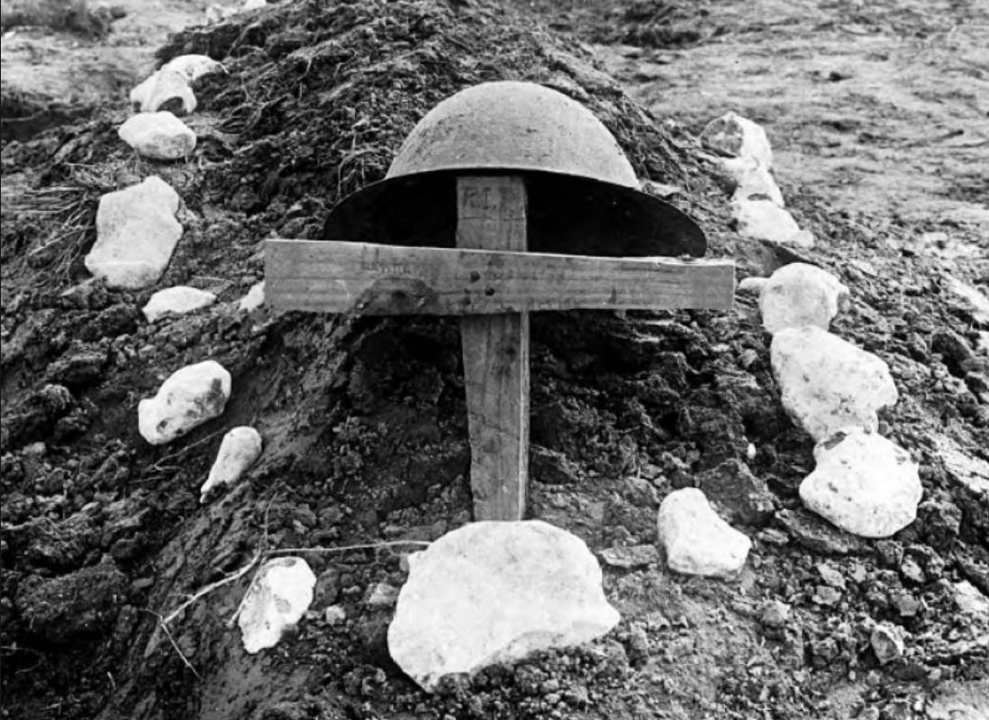 Soldatenhelm auf dem Grab